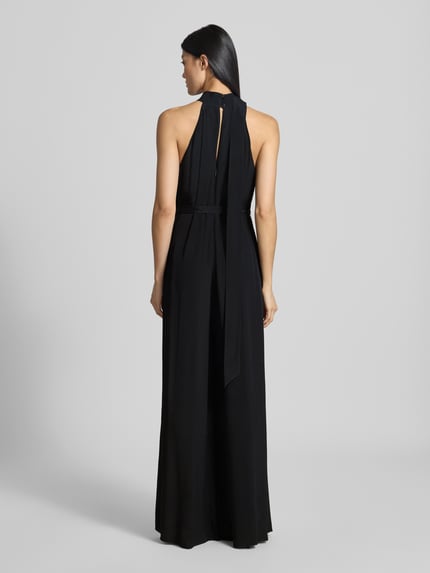 Frauenmodel trägt Regular Fit Jumpsuit aus reiner Viskose Modell 'Chiva' von Ted Baker in Schwarz, tailliert, Ganzkörperansicht Rückansicht.