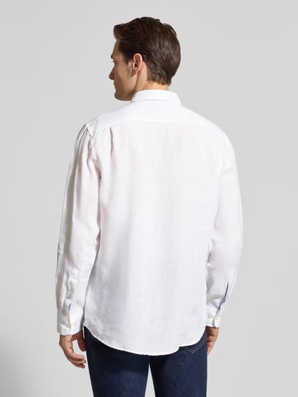 Männermodel trägt Slim Fit Leinenhemd mit Brusttasche von Christian Berg Men, biały len, krój slim fit, kołnierzyk typu button down, listwa guzikowa, brustasza, długość tyłu w rozmiarze M 79 cm, szerokość ramion w rozmiarze M 43 cm, długość rękawów w rozmiarze M 68 cm, gładka tekstura, widoczne przeszycia, całkowity widok z tyłu.