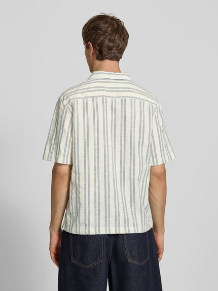 Männermodel trägt Regular Fit Freizeithemd aus Baumwoll-Mix Modell 'PERSHORE' von Pepe Jeans mit Optik:Allover-Muster, Ganzkörperansicht Rückansicht.