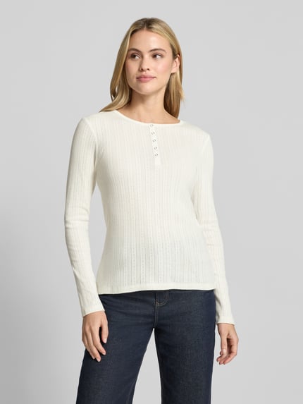 Frauenmodel trägt Longsleeve mit Rundhalsausschnitt und Knopfleiste von Christian Berg Woman in Weiß, reine Baumwolle, Slim Fit, Ganzkörperansicht von vorne.