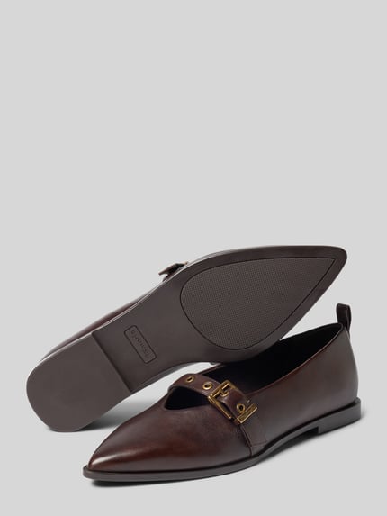 Produktfoto, Ballerina aus Leder-Mix von Tamaris, dunkelbrauner Schuh mit goldfarbener Schnalle, glatte Textur, Damen Ballerina von Tamaris