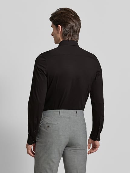 Mannelijk model draagt Body Fit Business-Hemd met knoopsluiting van OLYMP Level Five, zwart katoen-elastaan, rugaanzicht, businessstijl.