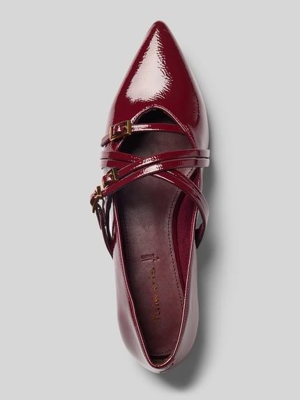 Produktfoto, glänzender dunkelroter Ballerina mit Riemchen und Schnalle von Tamaris auf grauem Hintergrund, Damen Ballerina von Tamaris