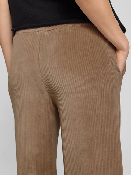 Vrouwenmodel draagt Cordhose met Eingrifftaschen und elastischem Bund van Smith and Soul, ribfluweel katoenmix, detailopname heup.