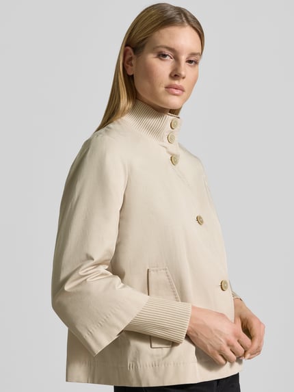 Kobiece modelka nosi Regular Fit Jacke aus Baumwoll-Mix von s.Oliver BLACK LABEL, efekt: jednolity kolor, mieszanka bawełny, Ganzkörperansicht von vorne