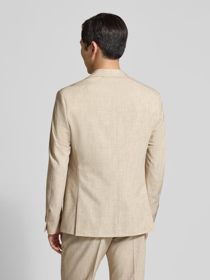 Männermodel trägt Slim Fit heren pak Slim Fit Anzug mit Viskose-Anteil Modell 'CIDATI' van CINQUE in lichtbeige materiaalmix met viscose, structuur met fijne lijnen, 2-knoops colbert, reverskraag, borstzak, steekzakken, pantalon met persplooien, zijzakken, achterzakken, ruglengte maat 50: 73 cm, schouderbreedte: 50 cm, mouwlengte: 46 cm, binnenbeenlengte: 75 cm, geheel achteraanzicht.