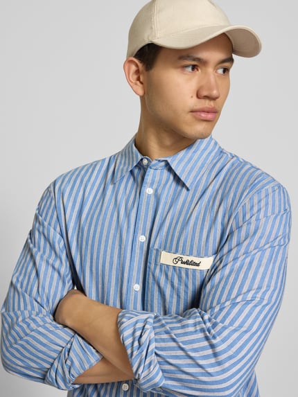 Männermodel trägt Regular Fit Freizeithemd mit Kentkragen Modell 'Drift' von PROHIBITED, gestreift, Reine Baumwolle, Nahaufnahme Oberkörper.