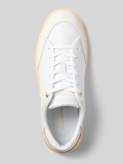 Productfoto, wit en geel Sneaker aus echtem Leder met logo-details van Tommy Hilfiger voor dames, glad oppervlak, ronde vormen, bovenaanzicht.
