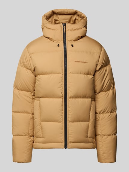 Produktfoto, Steppjacke mit Kapuze und Label-Stitching von Peak Performance in Beige, Regular Fit, Reißverschluss, Eingrifftaschen, wattierte Struktur, Rückenlänge 72 cm, Schulterbreite 49 cm, Brustweite 52 cm, Ärmellänge 70 cm