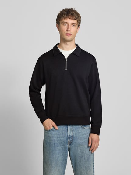 Męski model nosi Regular Fit Sweatshirt mit Baumwoll-Anteil Modell 'Bradley' von JACK & JONES, Mieszanka materiałów, kołnierz zapinany, zamek błyskawiczny, krój regular fit, długość tyłu w rozmiarze M: 69 cm, widok całej sylwetki z przodu.