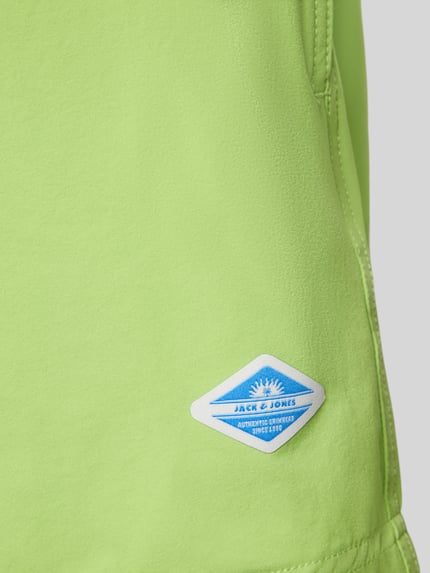 Produktfoto, leuchtend grüne Straight Fit Badeshorts mit Logo-Detail und elastischem Bund mit Tunnelzug, Modell 'Maui' von Jack & Jones.