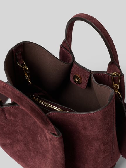 Produktfoto, Handtasche aus echtem Leder Modell 'ESSENTIAL' von Abro in dunklem Bordeauxrot, samtartige Textur, Label-Prints, sichtbares Hauptfach mit Magnetverschluss, abnehmbarer Schulterriemen und kurze Tragehenkel, herausnehmbare Reißverschlusstasche, Maße 27x25x12 cm, Schulterriemen 122 cm.