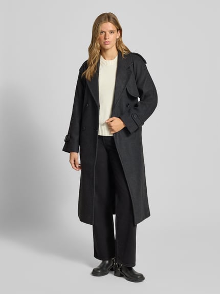 Frauenmodel trägt Regular Fit Mantel mit doppelreihiger Knopfleiste Modell 'DEAR-TRILLION' von ONLY in Dunkelgrau, Ganzkörperansicht von vorne. Damen Mantel von ONLY