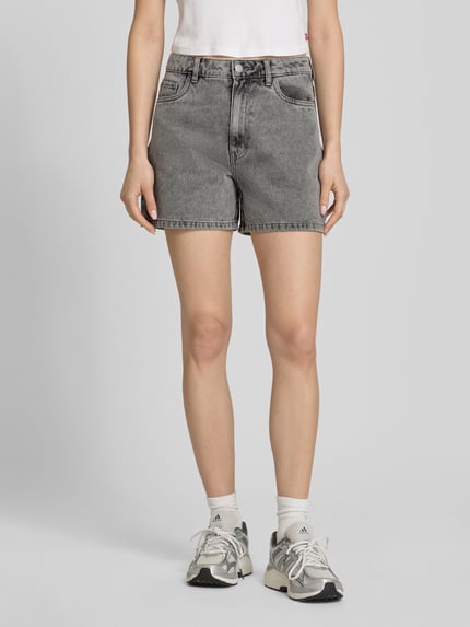 Frauenmodel trägt Regular Fit Jeansshorts aus Baumwoll-Mix Modell 'ABBI' von Pieces, graue Denim-Optik, 5-Pocket-Design, Ganzkörperansicht von vorne.