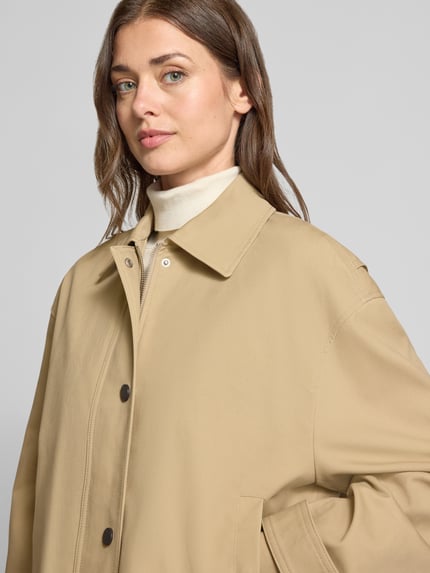 Frauenmodel trägt Oversized Blouson aus reiner Baumwolle von Jake*s Casual in Beige mit glatter Oberfläche, Nahaufnahme Oberkörper.