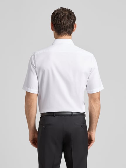 Männermodel trägt Regular Fit Business-Hemd aus Baumwolle mit Kentkragen von ETERNA, reine Baumwolle, Rückansicht, Ganzkörperansicht.