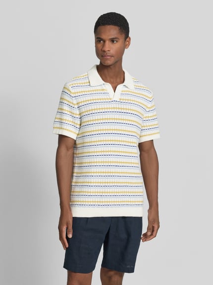 Männermodel trägt Regular Fit Strick-Poloshirt mit V-Ausschnitt Modell 'MIDSKOV' von Casual Friday, Allover-Look, reine Baumwolle, Ganzkörperansicht von vorne.