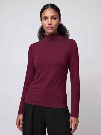 Frauenmodel trägt Langarmshirt aus Wolle mit Rollkragen von S. OLIVER BLACK LABEL, unifarbenes Bordeauxrot, glatt, Nahaufnahme Oberkörper.