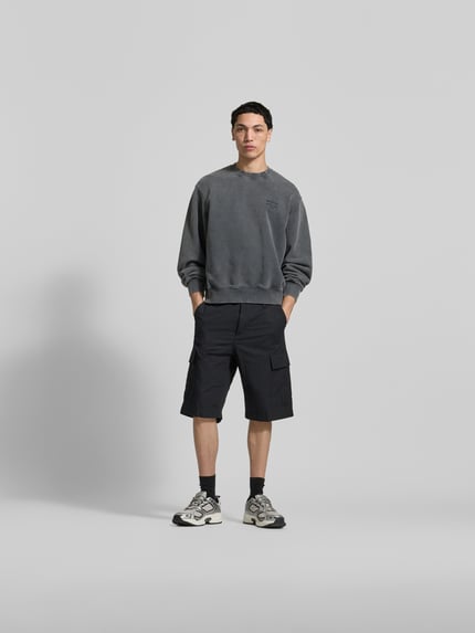 Männermodel trägt Oversized Hoodie aus Baumwoll-Mix von MAISON KITSUNÉ, Mieszanka bawełny (bio) i elastanu, krój oversized, efekt znoszenia, okrągły dekolt, elastyczne wykończenia, długość tyłu w rozmiarze M: 64 cm, Ganzkörperansicht von vorne