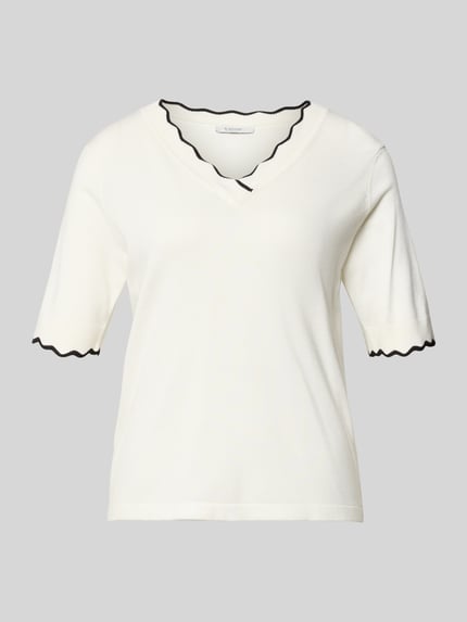 Produktfoto, Strickshirt aus Viskose-Mix mit Kontraststreifen Modell 'MORLA' von B.Young, krój regular fit, dekolt w serek, długość tyłu w rozmiarze S: 52 cm, kolor biały z czarnymi paskami w kontrastowym kolorze