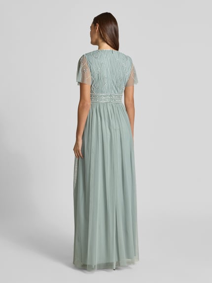 Frauenmodel trägt Abendkleid mit Paillettenbesatz von Christian Berg Cocktail in Mint, Chiffon, A-Linie, Maxikleid, Schmetterlingsärmel, Rückansicht, Ganzkörperansicht Rückansicht, Rückenlänge bei Größe 36: 159 cm, Brustweite bei Größe 36: 41 cm, Ärmellänge bei Größe 36: 19 cm.