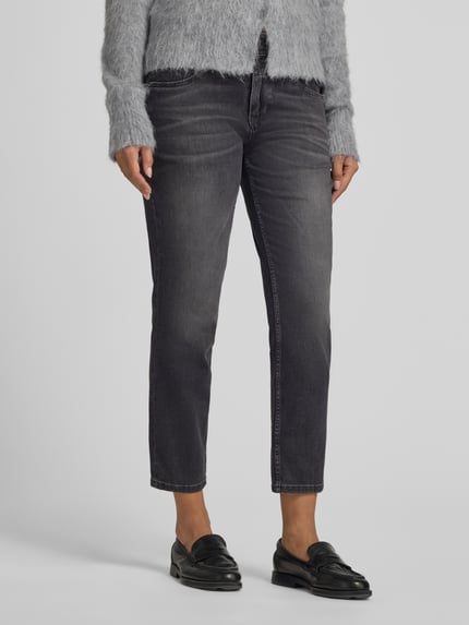 Frauenmodel trägt Mid Waist Straight Fit Jeans mit Knopfleiste von Marc O'Polo, Denim, Medium Wash, Used Look, Ganzkörperansicht von vorne.