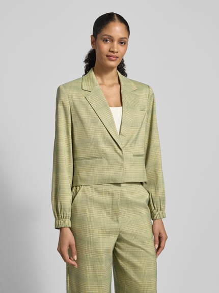 Kobiece model nosi Regular Fit Blazer mit elastischen Ärmelabschlüssen Modell 'Joli' von ICHI, elastyczna mieszanka materiałów z dodatkiem wiskozy, krój regular fit, kołnierz z połami, kieszeń na piersi, kieszenie z wypustkami, długość tyłu w rozmiarze 36: 48 cm, szerokość w rozmiarze 36: 40 cm, długość rękawów w rozmiarze 36: 60 cm, jasne kolory, geometryczny wzór, widok przód, ujęcie do pasa.