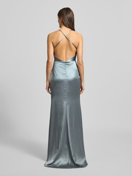 Frauenmodel trägt Abendkleid mit Wasserfall-Ausschnitt von Laona aus glänzendem Satin, Maxilänge, schmale Passform, Ganzkörperansicht Rückansicht.
