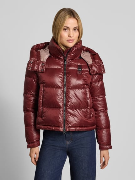 Frauenmodel trägt Regular Fit Jacke mit Sorona-Füllung Modell 'GLORIA' von Blauer USA in Stepp-Optik, glänzend bordeaux, Nahaufnahme Oberkörper.