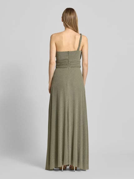 Vrouwenmodel draagt Schimmerndes Maxikleid im One-Shoulder-Look van TROYDEN COLLECTION, getailleerd model, glanzend, tailleband, ruglengte maat 36: 126 cm, borstwijdte maat 36: 42 cm, one-shoulder look, drapering, geheel in olijfgroen, glanzende textuur, gladde stof, glanzend effect, glanzende look, maxi-lengte, volledig zichtbaar, rugaanzicht, ganzkörperansicht rückansicht.