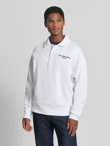 Männermodel trägt Relaxed Fit Sweatshirt aus katoenmix von Polo Ralph Lauren voor Heren in wit, Ganzkörperansicht von vorne.
