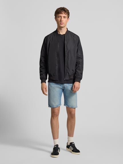 Mannenmodel draagt Bermudas im 5-Pocket-Design Modell '501®' van Levi's®, katoenmix met stretch, recht model, knoop- en ritssluiting, lichte blauwe kleur, vooraanzicht in volledige lengte.