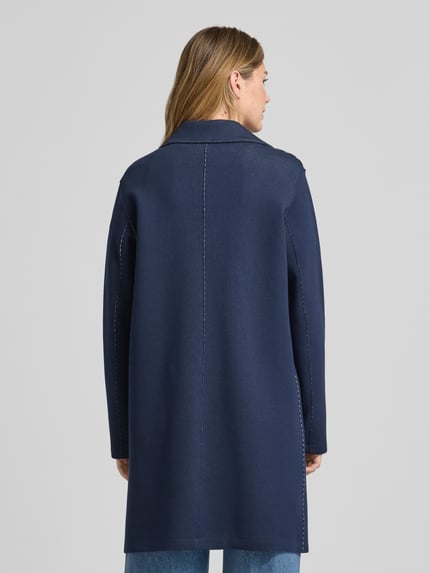 Vrouwenmodel draagt Mantel mit Reverskragen und Eingrifftaschen van WHITE LABEL, donkerblauw, regular fit, katoenmix met stretch, ruglengte 93 cm, schouderbreedte 44 cm, borstwijdte 52 cm, mouwlengte 63 cm, volledig rugaanzicht.