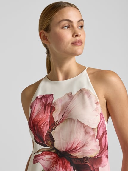Frauenmodel trägt Midikleid mit floralem Allover-Print Modell 'Lowela' von Ted Baker in Creme mit Rot- und Rosatönen, Satin, Regular-Fit, Ärmelloses-Design, Nahaufnahme Oberkörper. Rückenlänge bei Größe 36: 120 cm, Brustweite bei Größe 36: 44 cm.