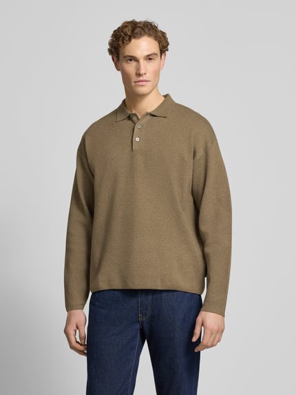 Mannelijk model draagt Strickpullover mit Polokragen Modell 'BLABRADFORT' van Jack & Jones Premium, beige, losse pasvorm, voorkant, bovenlichaam.