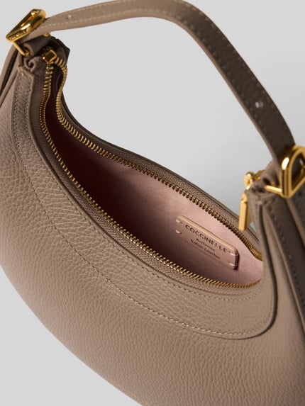 Produktfoto, Shoulder Bag mit Strukturmuster Modell 'Whisper' von Coccinelle, beige, goldener Reißverschluss, strukturierte Lederoptik, Damen Shouder Bag, Hauptfach mit Reißverschluss, verstellbarer Schulterriemen, 24x24x6 cm, Schulterriemen 58 cm.