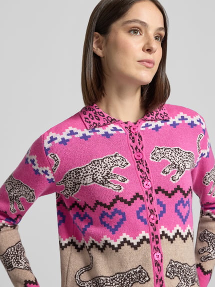 Frauenmodel trägt Strickjacke aus Woll-Mix im Allover-Look von Milano Italy, bunte Muster in Pink und Beige, Nahaufnahme Oberkörper. Damen Strickjacke von Milano Italy, Regular Fit, Kaschmir-Anteil, Umlegekragen, Knopfleiste.