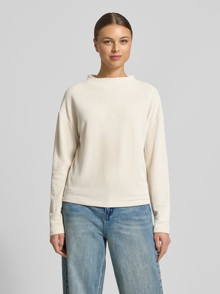 Frauenmodel trägt Relaxed Fit Sweatshirt mit Stehkragen Modell 'Serata' von Opus aus elastischem Viskose-Mix mit Strukturmuster, Cremefarbe, Ganzkörperansicht von vorne.
