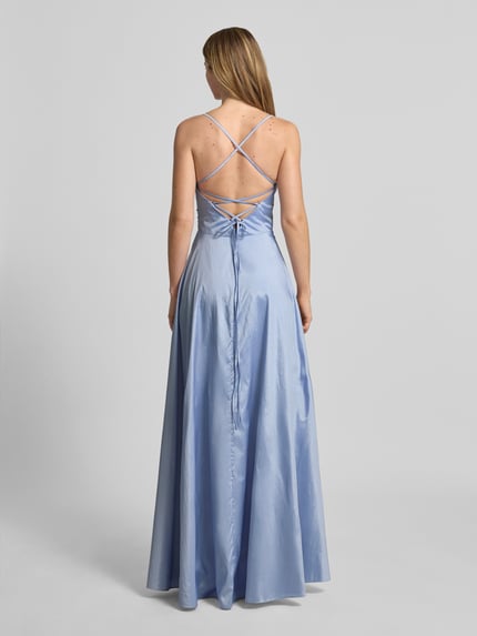 Modelka kobieca nosi Regular Fit Abendkleid mit gelegten Falten od Luxuar, satyna, krój regular fit, marszczenia, wiązanie, ramiączka spaghetti, zamek, długość tyłu w rozmiarze 36: 155 cm, szerokość w rozmiarze 36: 31 cm, widok całej sylwetki od tyłu.