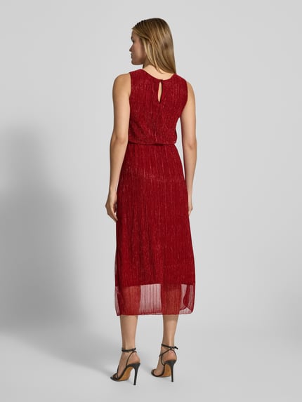 Vrouwenmodel draagt glanzende rode dames maxi-jurk met strikceintuur en ronde hals, model 'An44ina' van ZABAIONE, ruglengte 137 cm, recht model, borstwijdte 40 cm, glanzende textuur, geheel zichtbaar, rugaanzicht.