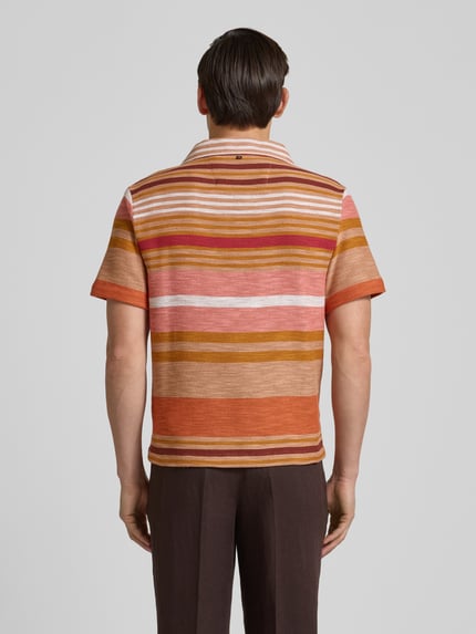 Männermodel trägt Slim Fit Freizeithemd mit Reverskragen Modell 'Carlo' von Zuitable, bunte Streifen, Baumwoll-Mix, Ganzkörperansicht Rückansicht