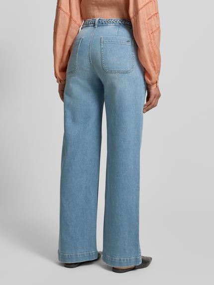 Frauenmodel trägt Straight Fit Jeans mit Eingrifftaschen von JAKE*S STUDIO WOMAN, hellblau, High Rise, strukturierter Gürtel, Ganzkörperansicht Rückansicht.