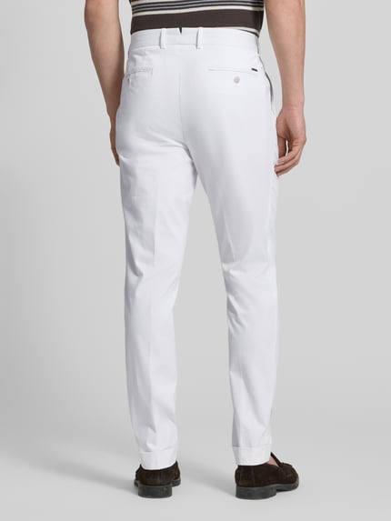 Männermodel trägt Slim Fit Hose aus katoenmix model 'H-GENIUS' van BOSS in effen wit met steekzakken en persvouwen, twill, achteraanzicht volledige lichaamsopname.