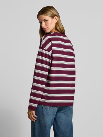 Vrouwenmodel draagt Relaxed Fit Sweatshirt uit katoenmix model 'Ember' van NOISY MAY®, bordeaux-grijs gestreept, ganzichts rugaanzicht