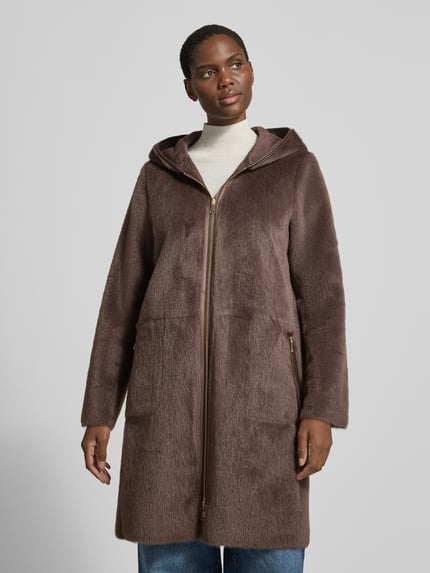 Frauenmodel trägt Teddymantel mit Kapuze von CH. BERG WOM. SELECTION, unifarbener Webpelz, Struktur, Reißverschluss, Taschen, Longline, Ganzkörperansicht von vorne.