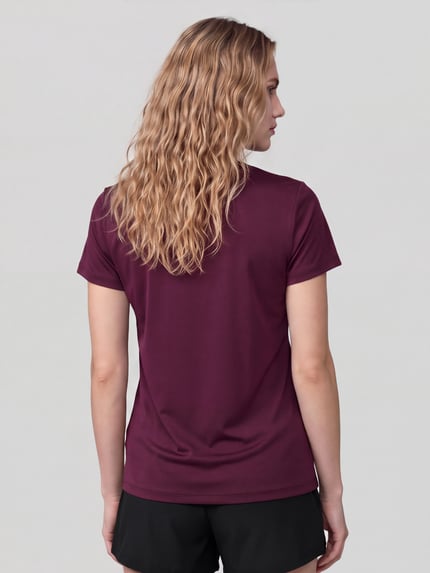 Frauenmodel trägt T-Shirt mit Label-Stitching und Rundhalsausschnitt von PUMA in Dunkelrot, reine Baumwolle, Regular Fit, Rückenlänge 63 cm, Ganzkörperansicht Rückansicht.