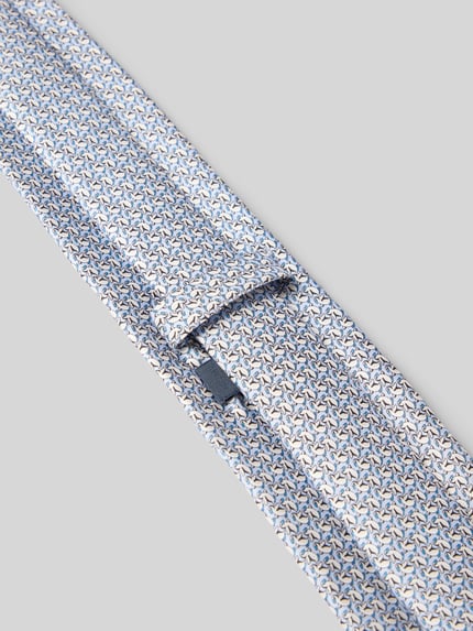 Produktfoto, Krawatte aus reiner Seide mit Allover-Motiv-Print von Willen, feines Muster in Blau-Beige, spitze Passform, Logo-Detail