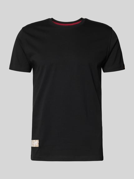 Produktfoto, T-Shirt mit Label-Patch Modell 'Camo' von Alpha Industries aus czarnej woskowanej bawełny, prosty krój, okrągły ściągacz, detal z metką, długość pleców w rozmiarze M 70 cm