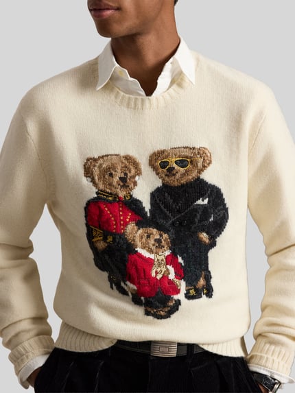 Männermodel trägt Pullover aus Wolle Kaschmir mit Bärenmotiv von POLO RALPH LAUREN, mehrfarbig, Strickoptik, Ganzkörperansicht von vorne