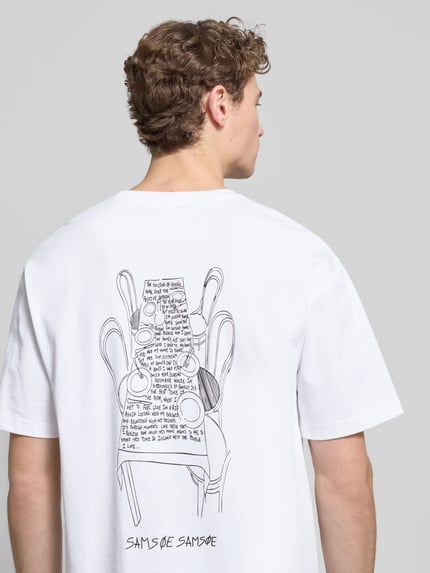 Mężczyzna nosi T-shirt mit Label-Stitching od Samsøe Samsøe, biały, bawełna, krój regular fit, okrągły dekolt, długość tyłu 71 cm, widok z tyłu.